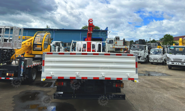 Бортовой грузовик ISUZU 4x2 дв 139kw гп 6 тонн c кму UNIC URV505 гп 5т, 5 секций, стрела 13,14м кузов 6000х2450х600мм бриль гп 4т. Фото 5