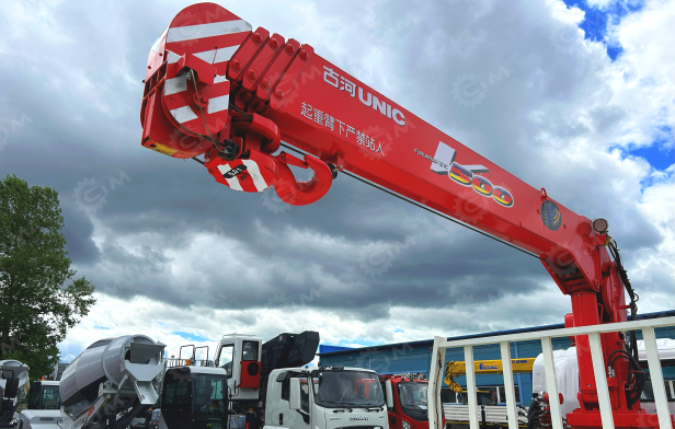 Бортовой грузовик ISUZU 4x2 дв 139kw гп 6 тонн c кму UNIC URV505 гп 5т, 5 секций, стрела 13,14м кузов 6000х2450х600мм бриль гп 4т. Фото 8