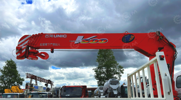 Бортовой грузовик ISUZU 4x2 дв 139kw гп 6 тонн c кму UNIC URV505 гп 5т, 5 секций, стрела 13,14м кузов 6000х2450х600мм бриль гп 4т. Фото 9