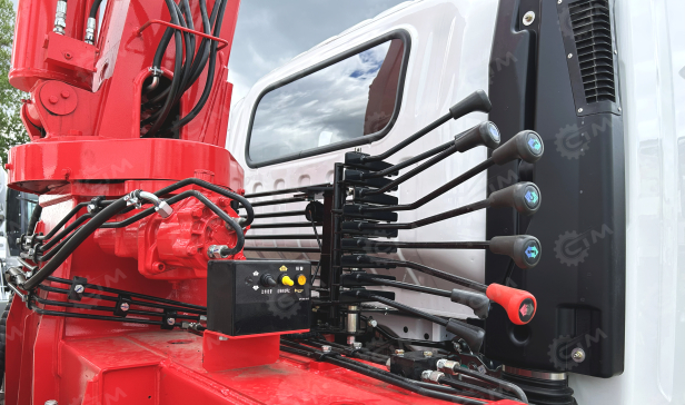 Бортовой грузовик ISUZU 4x2 дв 139kw гп 6 тонн c кму UNIC URV505 гп 5т, 5 секций, стрела 13,14м кузов 6000х2450х600мм бриль гп 4т. Фото 10