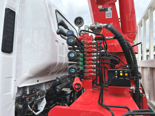 Бортовой грузовик ISUZU 4x2 дв 139kw гп 6 тонн c кму UNIC URV505 гп 5т, 5 секций, стрела 13,14м кузов 6000х2450х600мм бриль гп 4т. Фото 11