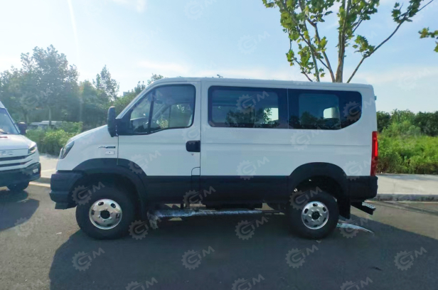 Автобус IVECO 4х4 6 мест	дв 132kw 2,9л. Фото 2