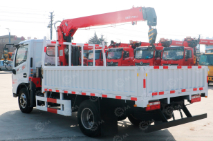 Бортовой грузовик ISUZU 4x4 дв 96 kw гп 3т с кму FURUNKANG S803 гп 3,2т 3 секций, стрела 7,57м. Фото 3