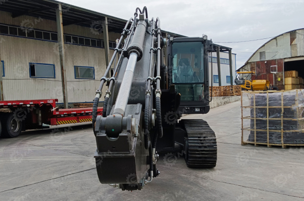 Гусеничный экскаватор LEADER 210 вес 21т ковш 1м3. Фото 2