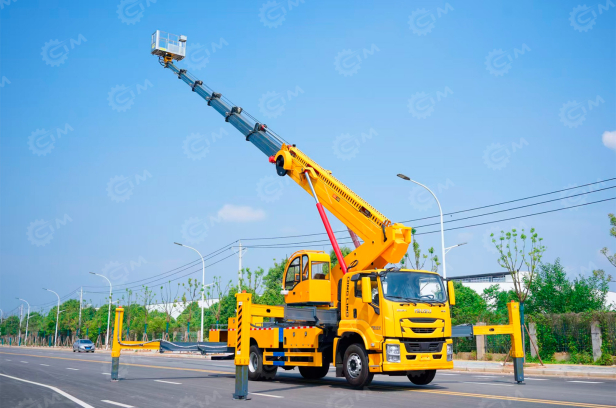 Автовышка цепная Qingling GKS45 на шасси ISUZU 4Х2 дв 151Kw высота подъёма 45м гп корзины 400кг. Фото 2