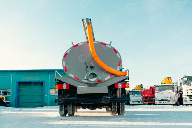 Ассенизатор (вакуумная машина) на шасси ISUZU 4x2 EST7 дв 125KW бочка 6м3 насос XD-240. Фото 6