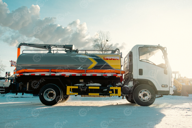 Ассенизатор (вакуумная машина) на шасси ISUZU 4x2 EST7 дв 125KW бочка 6м3 насос XD-240. Фото 11