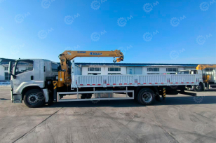 Бортовой грузовик ISUZU 4x2 дв 151kw гп 10 тонн c кму XCMG SQS125 гп 5 тонн 4 секции длина стрелы 11,2 м кузов 6500x2400x550mm. Фото 2