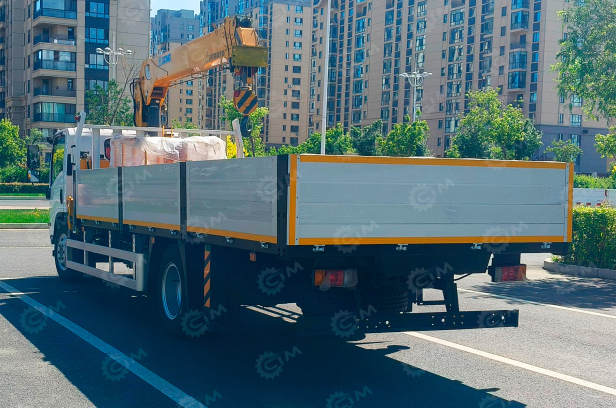 Бортовой грузовик ISUZU 8x4 дв 279kw c кму XCMG SQS250-6, гп 10т., 6 секций, стрела 20м (с пультом ду), кузов 8350х2450х550, алюминиевый борт. Фото 2