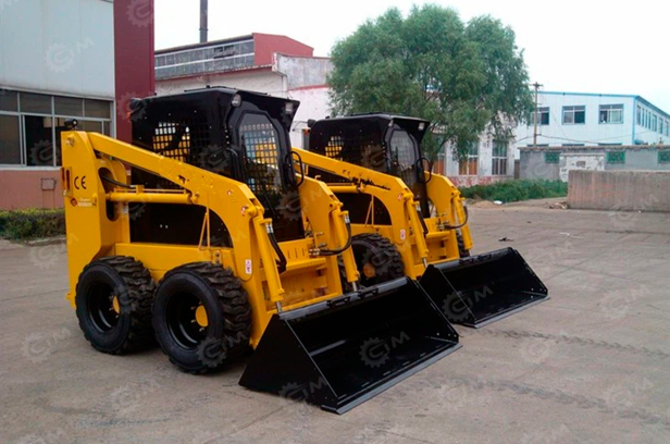 Мини-погрузчик JC65GH с ковшом и гидравлической подметальной щеткой. Фото 2