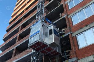 Мачтовый грузопассажирский подъемник Dahan SC200 (одна кабина) высота 60м, г/п 2т. Фото 1