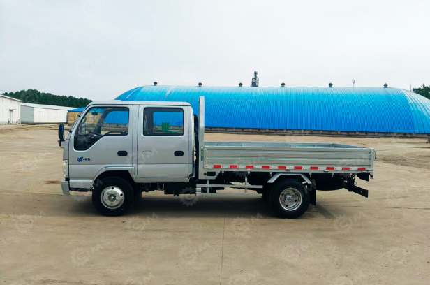 Бортовой грузовик ISUZU 4x2 дв 96Kw гп 2т кузов 4010х1790х380 под категорию B (новый интерьер кабины, серебряная металлическая краска). Фото 2