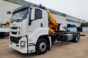 Бортовой грузовик ISUZU 6x4 дв 221kw c кму XCMG SQZ160-4 гп 8 тонн 6 секций 12,8м кузов 8000х2450х550мм. Фото 1