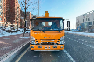 Эвакуатор на шасси ISUZU 4x2 дв 151kw Elf P700 с КМУ XCMG SQS68-3 гп 3,2т платформа не сдвижная, механические сходни, лебедка, ПДУ, съемные борта. Фото 1