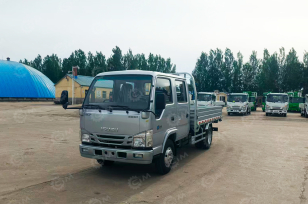 Бортовой грузовик ISUZU 4x2 дв 96Kw гп 2т кузов 4010х1790х380 под категорию B (новый интерьер кабины, серебряная металлическая краска). Фото 1