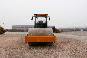 Каток грунтовый вибрационный SEM518	масса 18т, кабина, кондиционер. Фото 3