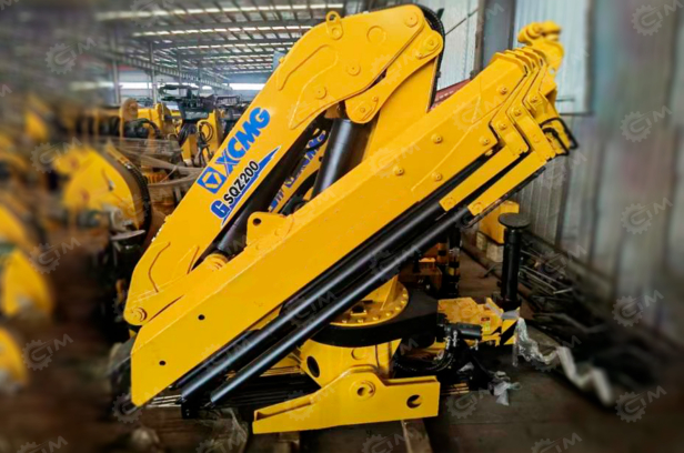 Бортовой грузовик ISUZU 4x2 дв 151kw гп 8 тонн кму XCMG GSQZ200-4 гп 10 тонн 5 секций 12,8м кузов 6500х2400х550. Фото 2