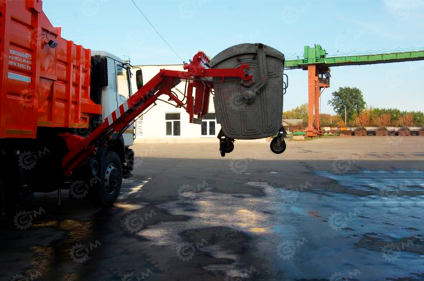 Мусоровоз на шасси ISUZU 4x2 дв 151Kw кабина Elf гп 5т объем 8м3 с боковой загрузкой, подъемно-опрокидывающий механизм в трех вариантах. Фото 4