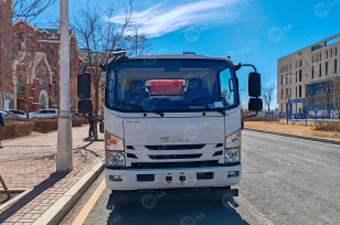 Мусоровоз на шасси ISUZU 4x2 дв 151Kw кабина Elf гп 5т объем 8м3 с боковой загрузкой, подъемно-опрокидывающий механизм в трех вариантах. Фото 1