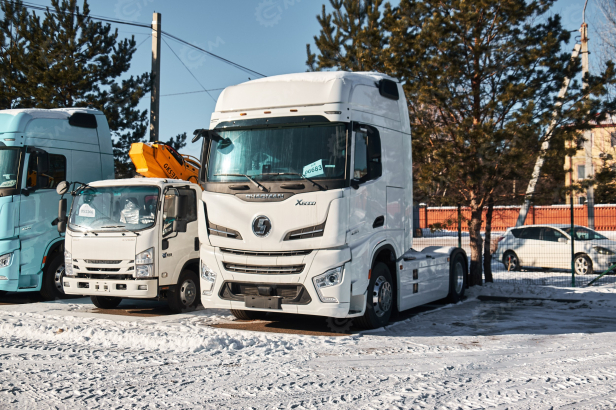 Тягач SHACMAN 4х2 X6000 SX4188YY381 480л.с. (боковая защита + КОМ). Фото 1