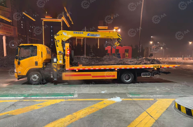 Эвакуатор на шасси ISUZU 4x2 дв 139kw Elf P700 с КМУ XCMG SQS125-4 гп 5т сдвижная платформа лебедка, корзина. Фото 2