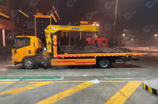 Эвакуатор на шасси ISUZU 4x2 дв 139kw Elf P700 с КМУ XCMG SQS125-4 гп 5т сдвижная платформа лебедка, корзина. Фото 2