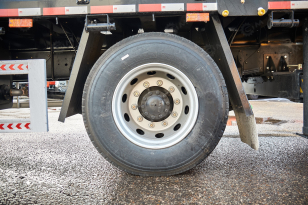 Бортовой грузовик ISUZU 4x2 дв 151kw гп 10 тонн c кму VIGRUS SHS2505 гп 10 тонн 5 секций 17.3м кузов 6500*2470*550 ПДУ люлька. Фото 13