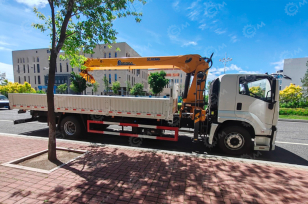 Бортовой грузовик ISUZU 4x2 дв 151kw гп 10 тонн кузов КМУ XCMG SQS200-5 гп 8т 5 секций стрела 18,6м кузов 7м. Фото 1