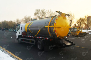 Ассенизатор (вакуумная машина) на шасси ISUZU 4x2 100P дв 96KW бочка 6м3 насос XD-240 с открывающейся задней крышкой. Фото 1