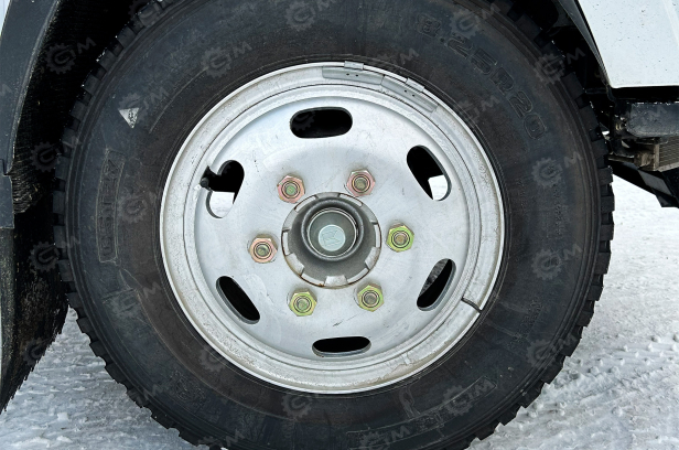 Бортовой грузовик ISUZU 4x2 дв 139kw гп 6 тонн c кму XCMG SQS125K гп 5т 4 секции стрела 12,2 кузов 5000х2400х550mm колёса 8.25R20 с корзиной. Фото 2