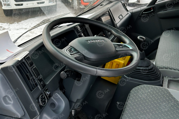 Бортовой грузовик ISUZU 4x2 дв 139kw гп 6 тонн c кму XCMG SQS125K гп 5т 4 секции стрела 12,2 кузов 5000х2400х550mm колёса 8.25R20 с корзиной. Фото 4