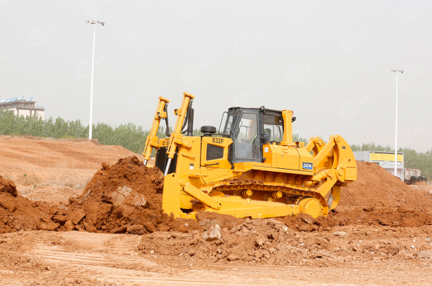 Бульдозер SEM 824F с одностоечным рыхлителем. Фото 13