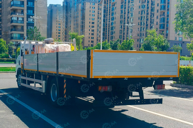 Бортовой грузовик ISUZU 8x4 дв 338kw задняя пневматическая подвеска с кму XCMG SQS400-5 гп 16 тонн длина стрелы 21м кузов 8000х2450х550 задние аутригеры, алюминиевые борта, пульт ДУ, Webasto. Фото 3