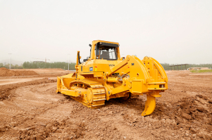 Бульдозер SEM 824F с одностоечным рыхлителем. Фото 1