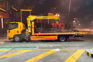 Эвакуатор на шасси ISUZU 4x2 дв 139kw Elf P700 с КМУ XCMG SQS125-4 гп 5т сдвижная платформа лебедка общая масса 11995. Фото 2