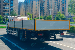 Бортовой грузовик ISUZU 8x4 дв 338kw с кму XCMG SQS400-5 гп 16 тонн длина стрелы 21м кузов 8000х2450х550 алюминиевые борта, пульт ДУ, Webasto, пневматическое сиденье. Фото 1