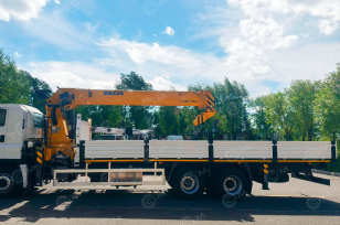 Бортовой грузовик ISUZU 8x4 дв 338kw с кму XCMG SQS400-5 гп 16 тонн длина стрелы 21м кузов 8000х2450х550 алюминиевые борта, пульт ДУ, Webasto, пневматическое сиденье. Фото 2