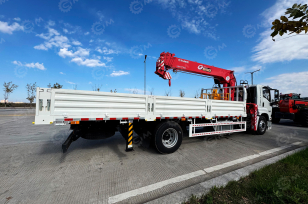 Бортовой грузовик ISUZU 4x2 дв 151kw гп 10 тонн c кму UNIC URV806 гп 8 тонн 6 секций 19м кузов 6500х2450х550 корзина. Фото 1