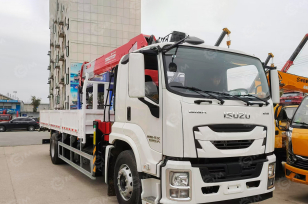 Бортовой грузовик ISUZU 4x2 дв 177kw с кму WANBANG SQS300-7 гп 12 тонн 7 секций 24,5м кузов 7000х2450х550. Фото 1