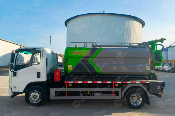 Илосос с размывом (каналопромывочная машина) на шасси ISUZU 4x4 дв 151kw кабина Elf бочка для сточных вод 5м³ чистой воды 3м³ насос SK-12 подогрев бака для чистой воды, лист нержавейки, ПДУ. Фото 2