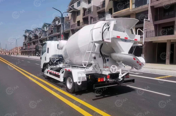 Автобетоносмеситель на шасси ISUZU 4х2 дв 138kw бочка 4 m³. Фото 2