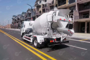 Автобетоносмеситель на шасси ISUZU 4х2 дв 138kw бочка 4 m³. Фото 2