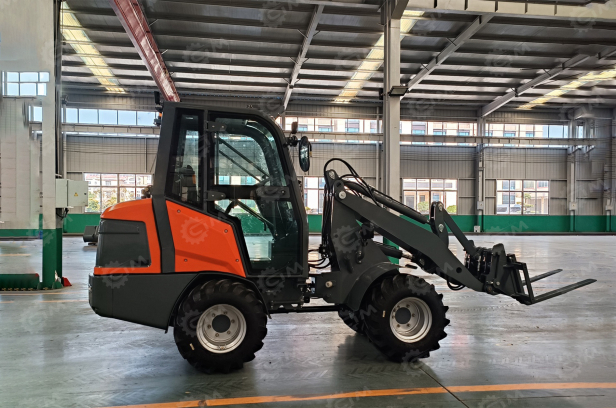 Фронтальный погрузчик KLIONCE KL908 гидростатический. Фото 3