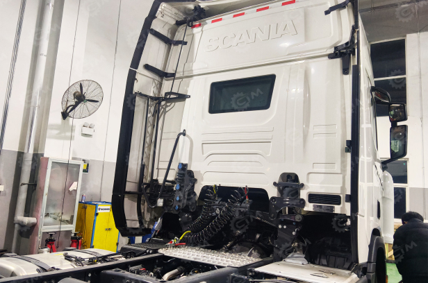 Тягач SCANIA R 500 A6x4NA 20H CN6 G33CM Opc RET White 2.92 disc 3.35m 440L 525L S. Фото 9