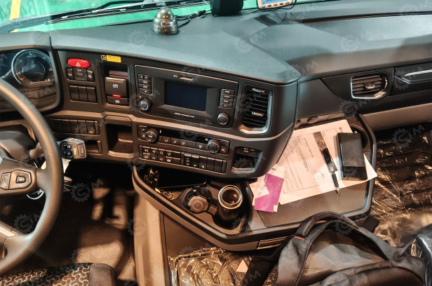 Тягач SCANIA R 500 A6x4NA 20H CN6 G33CM Opc RET White 2.92 disc 3.35m 440L 525L S. Фото 10