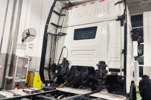 Тягач SCANIA R 500 A6x4NA 20H CN6 G33CM Opc RET White 2.92 disc 3.35m 440L 525L S. Фото 9