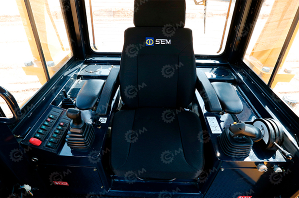 Бульдозер SEM 818F с кондиционером, лесной защитой, 3-х зубым рыхлителем. Фото 4