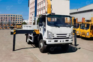 Бортовой грузовик ISUZU 4x4 дв 151kw кабина ELF с КМУ XCMG SQS68 гп 3,2т cтрела 7,7м кузов 4200х2200х550мм. Фото 1