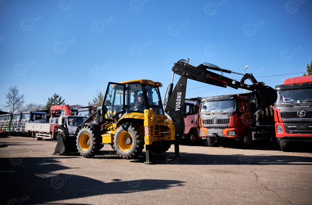 Экскаватор-погрузчик YUGONG 488CX дв YUCHAI, мосты и КП carraro, печка под сиденье, телескопическая стрела,SRS, быстросъем, ковш 6в1. Фото 2