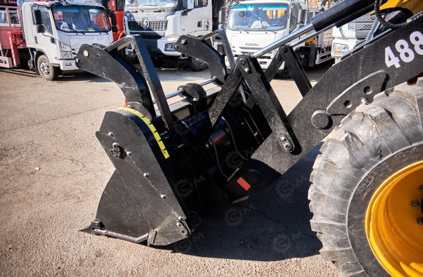 Экскаватор-погрузчик YUGONG 488CX дв YUCHAI, мосты и КП carraro, печка под сиденье, телескопическая стрела,SRS, быстросъем, ковш 6в1. Фото 3